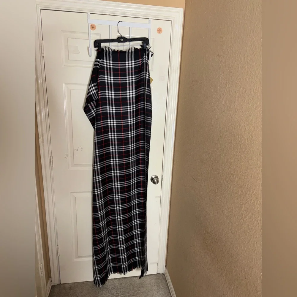 Burberry The Classic Check Cashmere Scarf for Women - 28”X66” - Picture 4 of 8